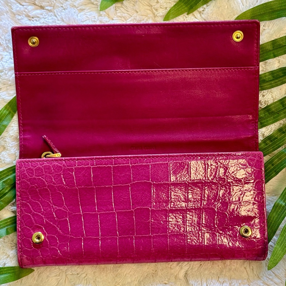 IN BOX! MIU MIU ๐ฉท Vibrant Pink Continental Italian Croc Leather Long Snap Wallet - Picture 10 of 14